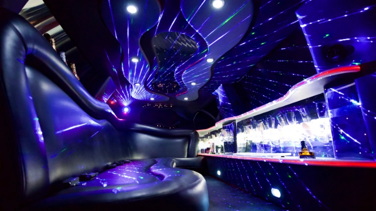 Unvergessliche Partynacht in einer Stretchlimousine